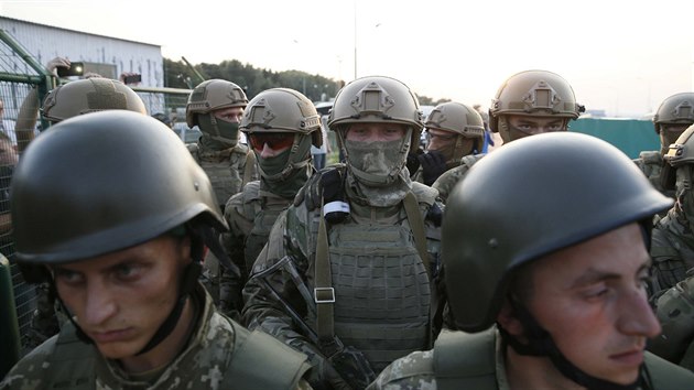 Ukrajinští vojáci blokují přívržence bývalého gruzínského prezidenta Michaila Saakašviliho, kteří čekají na jeho příjezd (10. září 2017).