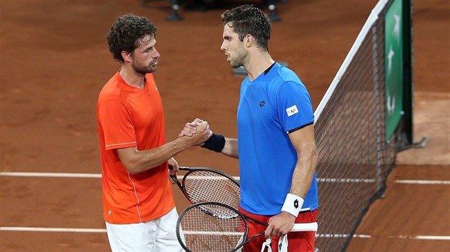 PO BITVĚ. Jiří Veselý si podává ruku s Robinem Haasem po prohraném souboji o záchranu v elitní skupině Davis Cupu v Nizozemsku.
