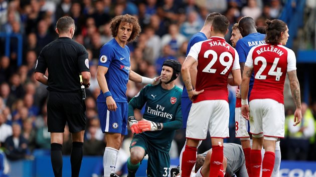 David Luiz z Chelsea (v modrm) vid lutou kartu v utkn s Arsenalem, vedle nj klec Petr ech.