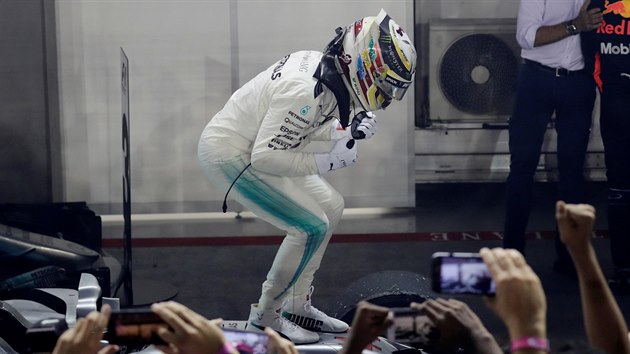 Lewis Hamilton z Mercedesu oslavuje vtzstv ve Velk cen Singapuru formule 1.