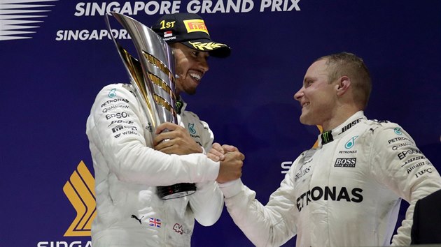 Lewis Hamilton z Mercedesu slav vtzstv ve Velk cen Singapuru formule 1 se stjovm kolegou Valtterim Bottasem.