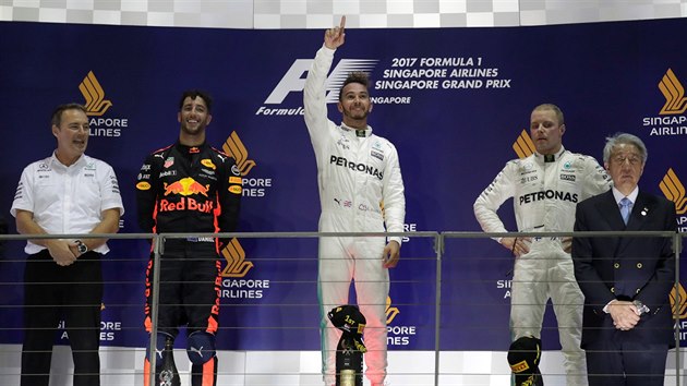 Lewis Hamilton z Mercedesu (uprosted) slav vtzstv ve Velk cen Singapuru formule 1 se stjovm kolegou Valtterim Bottasem (vpravo) a druhm Danielem Ricciardem z Red Bullu.