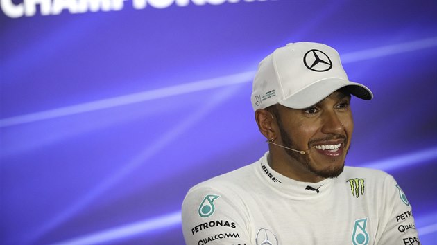 Britsk jezdec Lewis Hamilton z Mercedesu po vtzstv ve Velk cen Singapuru formule 1.