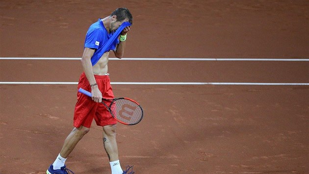 ZKLAMN. Smutn Luk Rosol pot, co prohrl rozhodujc souboj o udren v elitn skupin Davis Cupu v Nizozemsku.