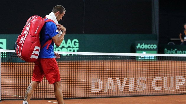 ZKLAMN. Smutn Luk Rosol pot, co prohrl rozhodujc souboj o udren v elitn skupin Davis Cupu v Nizozemsku.