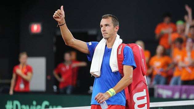 ZKLAMN. Smutn Luk Rosol dkuje divkm pot, co prohrl rozhodujc souboj o udren v elitn skupin Davis Cupu v Nizozemsku.