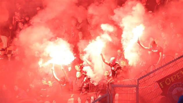 Na tribunch v prbhu derby nechybla pyrotechnika.