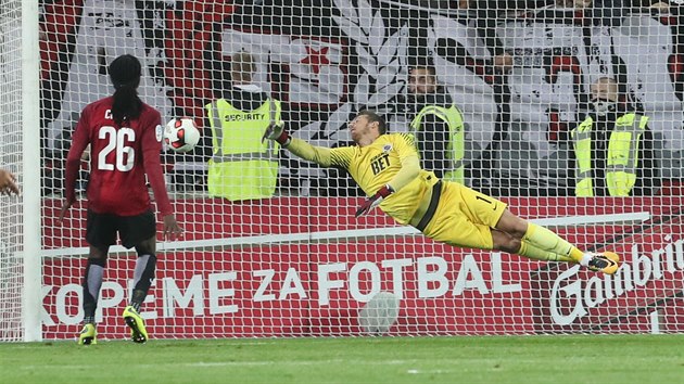 Glman Sparty Martin Dbravka inkasuje v derby se Slavi.