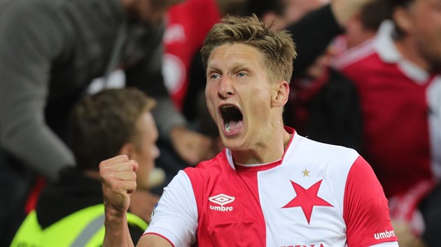 Kapitán Slavie Milan Škoda oslavuje gól v síti Sparty.