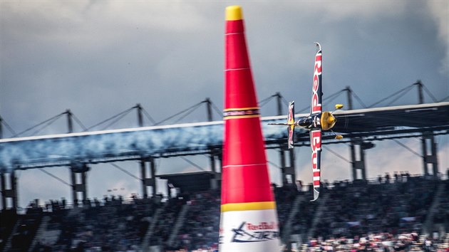 esk akrobatick letec Martin onka bhem zvodu Red Bull Air Race v nmeckm Lausitzu.