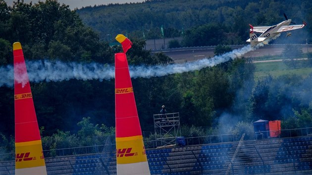 Nmeck pilot Matthias Dolderer zavadil svm letounem o kuel bhem zvodu Red Bull Air Race v nmeckm Lausitzu