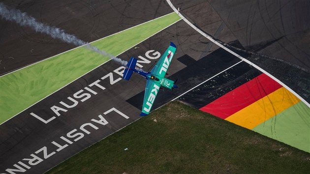 Vtz zvodu Red Bull Air Race v nmeckm Lausitzu, Japonec Joihide Muroja.