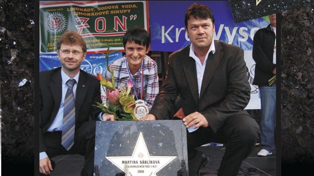 Hvzdu rychlobruslace Martin Sblkov v bteskm chodnku slvy zasadili v roce 2008. Byl na n npis Za bezkonkuren prci s noi.
