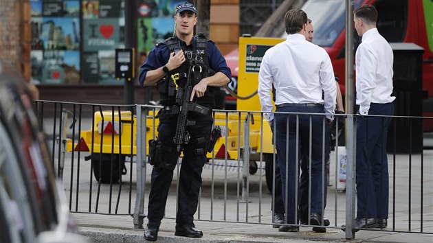 Policie vyšetřuje výbuch v metru ve stanici Parsons Green jako teroristický útok (15. září 2017)