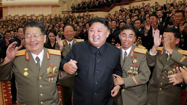 Severokorejsk vdce Kim ong-un se astn oslavy pro jadern vdce a inenry, kte pispli k vvoji vodkov bomby (10. z 2017).