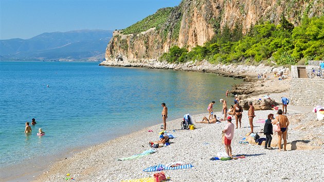 Pláž v řeckém Nafpliu je malá, kamenitá, ale krásná.