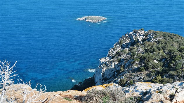 Pobe na severozpad Kypru je malebn lenit. Vhled zAfroditiny stezky (Aphrodite Trail) kseveru.