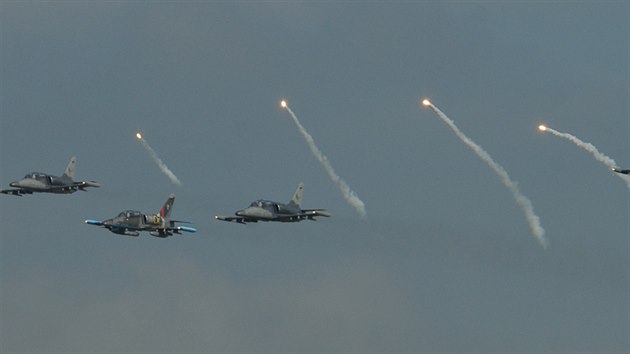 Bitevnky L-159 Alca se lou se Dny NATO v Ostrav