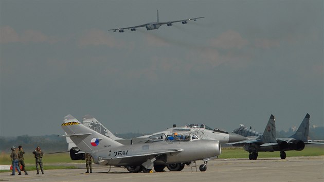 Start americkho bombardru B-52 z monovskho letit. Na zemi MiG-15 a stroje MiG-29