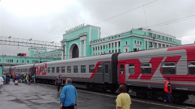 Nádraží v Novosibirsku a typický vlak Transsibiřské magistrály.