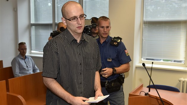 Obžalovaný Michal Kalášek u krajského soudu v Pardubicích, který 11. září zahájil hlavní líčení v jeho případu. Muž je obviněn z vraždy spolubydlícího.