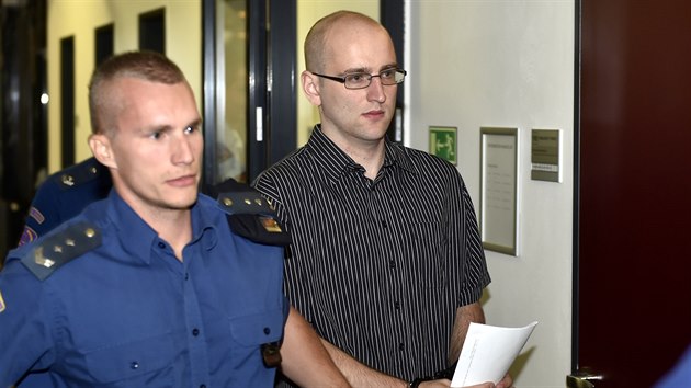 Obžalovaný Michal Kalášek (vpravo) přichází ke krajskému soudu v Pardubicích, který 11. září zahájil hlavní líčení v jeho případu. Muž je obviněn z vraždy spolubydlícího. 