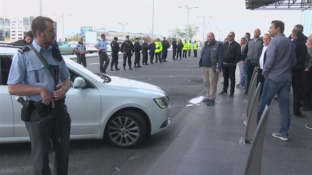 Incident na Letiti Vclava Havla - taxiki tam protestuj proti aplikaci Uber (14.9.2017).