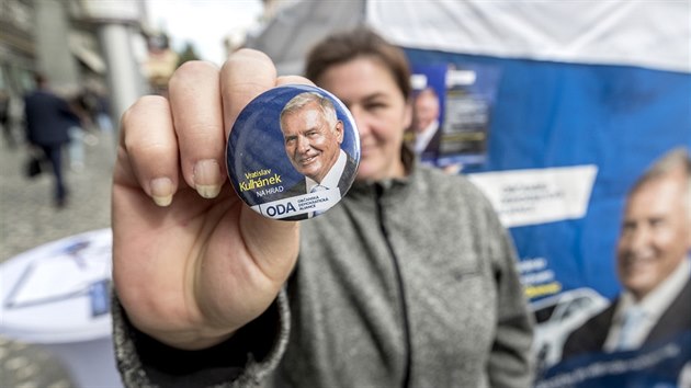 Kandidt na prezidenta za obnovenou Obanskou demokratickou alianci (ODA) Vratislav Kulhnek lk obany, kte pipoj svj podpis na jeho kandidtn listinu, na monost vyhrt nov automobil koda Octavia.