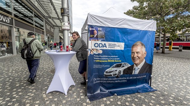 Kandidt na prezidenta za obnovenou Obanskou demokratickou alianci (ODA) Vratislav Kulhnek lk obany, kte pipoj svj podpis na jeho kandidtn listinu, na monost vyhrt nov automobil koda Octavia.