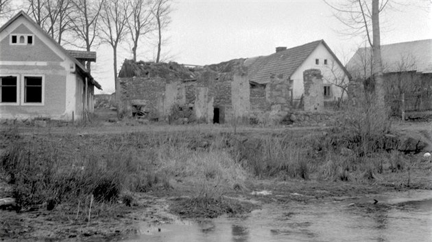 Nves vysthovan obce Dunsvice na snmku z ledna 1948.