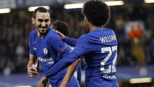 Davide Zappacosta (vlevo) s Willianem oslavuj druhou branku Chelsea proti Karabachu v Lize mistr.