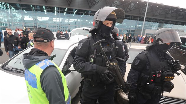 Protest taxik proti ofrm Uber na praskm letiti Vclava Havla (18. z 2017)