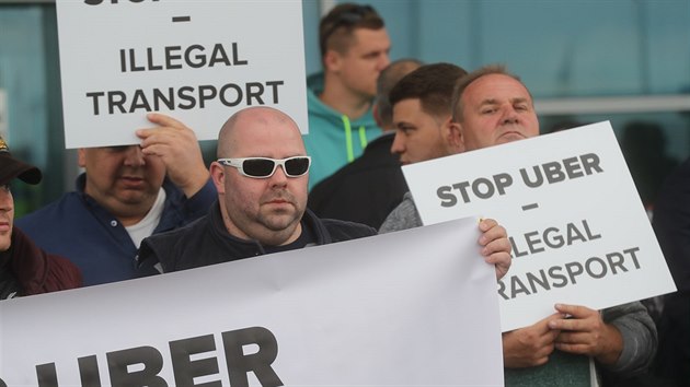 Protest taxikářů proti šoférům Uber na pražském letišti Václava Havla (18. září 2017)
