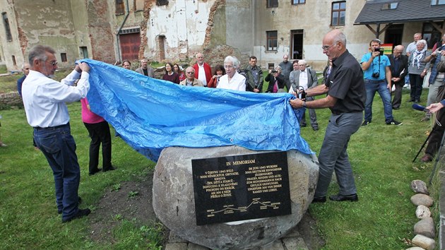 Krnovsk pamtnk odhalili pamtnci hladovho pochodu Walter Titze (vlevo) a Gnter Klement.