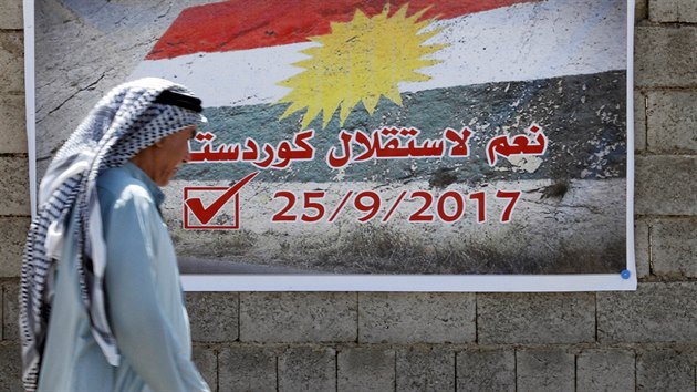 V irckm Kirkku prochz mu kolem plaktu s npisem Ano pro Kurdistn. (10. z 2017)