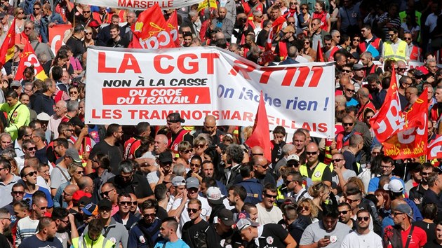 Protesty proti novele zkonku prce v Marseille. Po cel Francii se kon 180 demonstrac. Stvkuj tak eleznii, studenti, zdravotnci, taxiki a dal profese. (12. z 2017)
