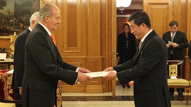 Kim Hyok Chol je prvnm, kdo funkci severokorejskho velvyslance ve panlsku zastv. Na snmku se panlskm krlem Juanem Carlosem. (15. ledna 2014)