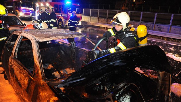 V zasahovali hasii z centrln a holeovick stanice u poru dvou osobnch vozidel. Jedno z vozidel bylo na pohon LPG.