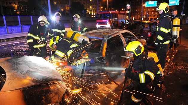 V zasahovali hasii z centrln a holeovick stanice u poru dvou osobnch vozidel. Jedno z vozidel bylo na pohon LPG.