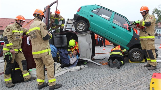 V Novém Městě na Moravě soutěžili hasiči ve vyprošťování raněných (9. září 2017).