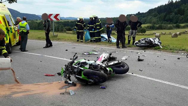 Pi nehod v Orlickch horch se eln srazil motork s motorkkou. Chybovala ena (9. z 2017).
