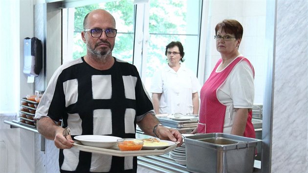 Pohlreich ochutnv jdlo v jdeln na Slovanskm gymnziu v Olomouci.