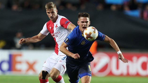 Slvitick stoper Jakub Jugas se sna zastavit tonka Kjartanssona z Maccabi Tel Aviv v utkn Evropsk ligy.