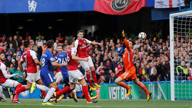 Belgick brank Thibaut Cortouis z Chelsea nedoshl na stelu nmeckho obrnce Skhodrana Mustafiho z Arsenalu. Ale gl v londnskm derby pro ofsajd neplatil.