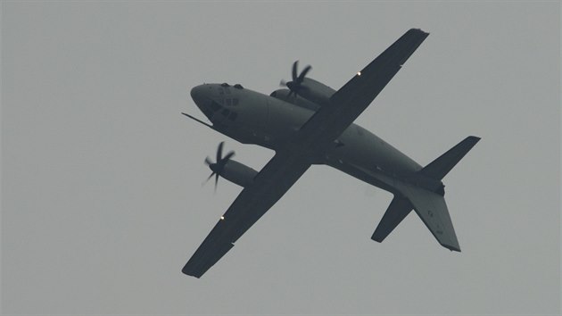 Akrobatick prvky pedvedl i italsk dopravn letoun C-27 Spartan.