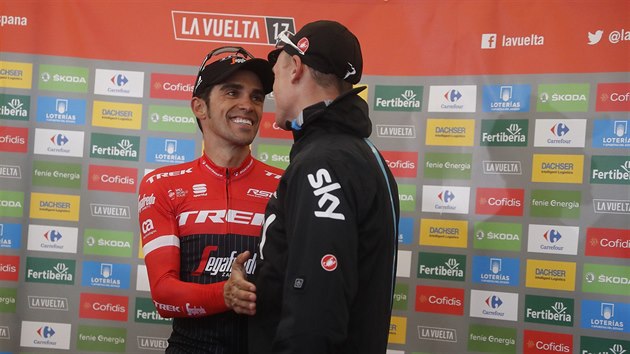 Chris Froome gratuluje Albertu Contadorovi k vtzstv v etap na Angliru. panl zase Britovi k celkovmu triumfu na Vuelt.