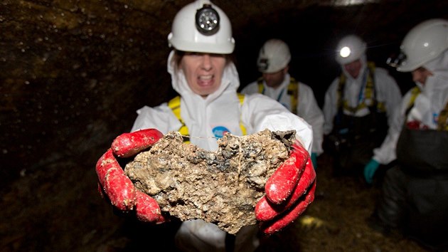 Londnskou kanalizaci ucpal ob valoun sraenho tuku a pny. Pezdv se mu fatberg.