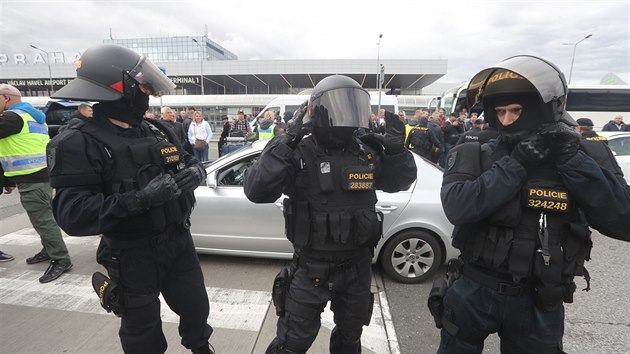 Protest praských taxiká na ruzyském letiti proti oférm Uberu (18. 9....