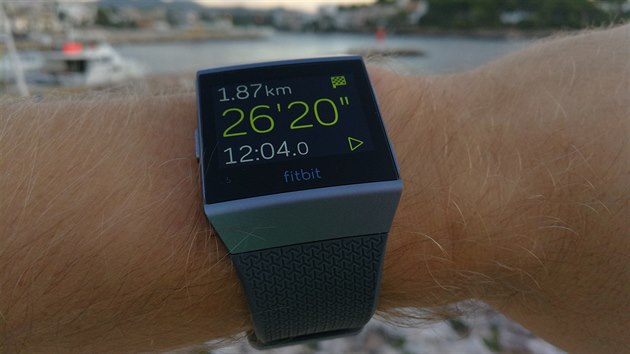 Displej Fitbit Ionic je velmi detailn a skvle iteln za kadho poas.