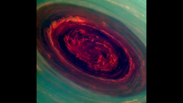 Oko hurikánu na severním pólu Saturna má 2 000 km v průměru a rychlost větru dosahuje až 540 km/h (duben 2013) 